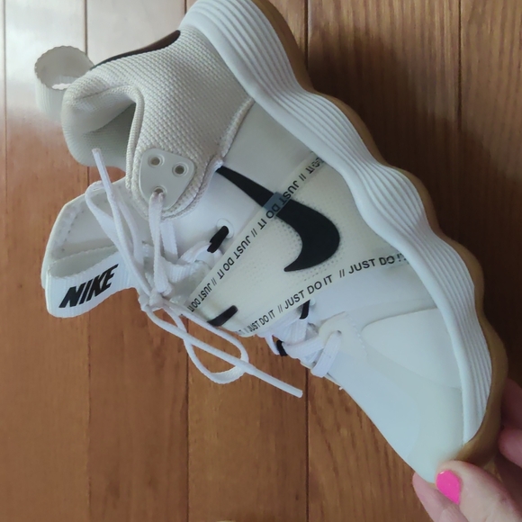 Trendy Nike girls sneakers - Picture 2 of 13